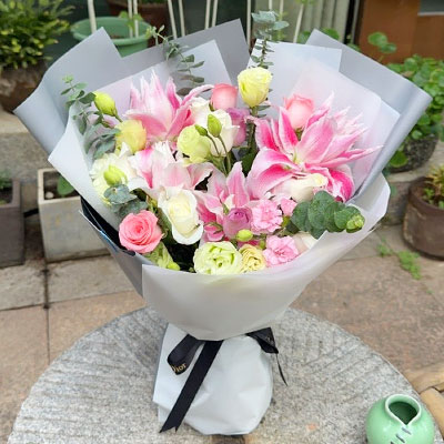 三门峡9朵玫瑰混搭百合，爱恋纯真无邪